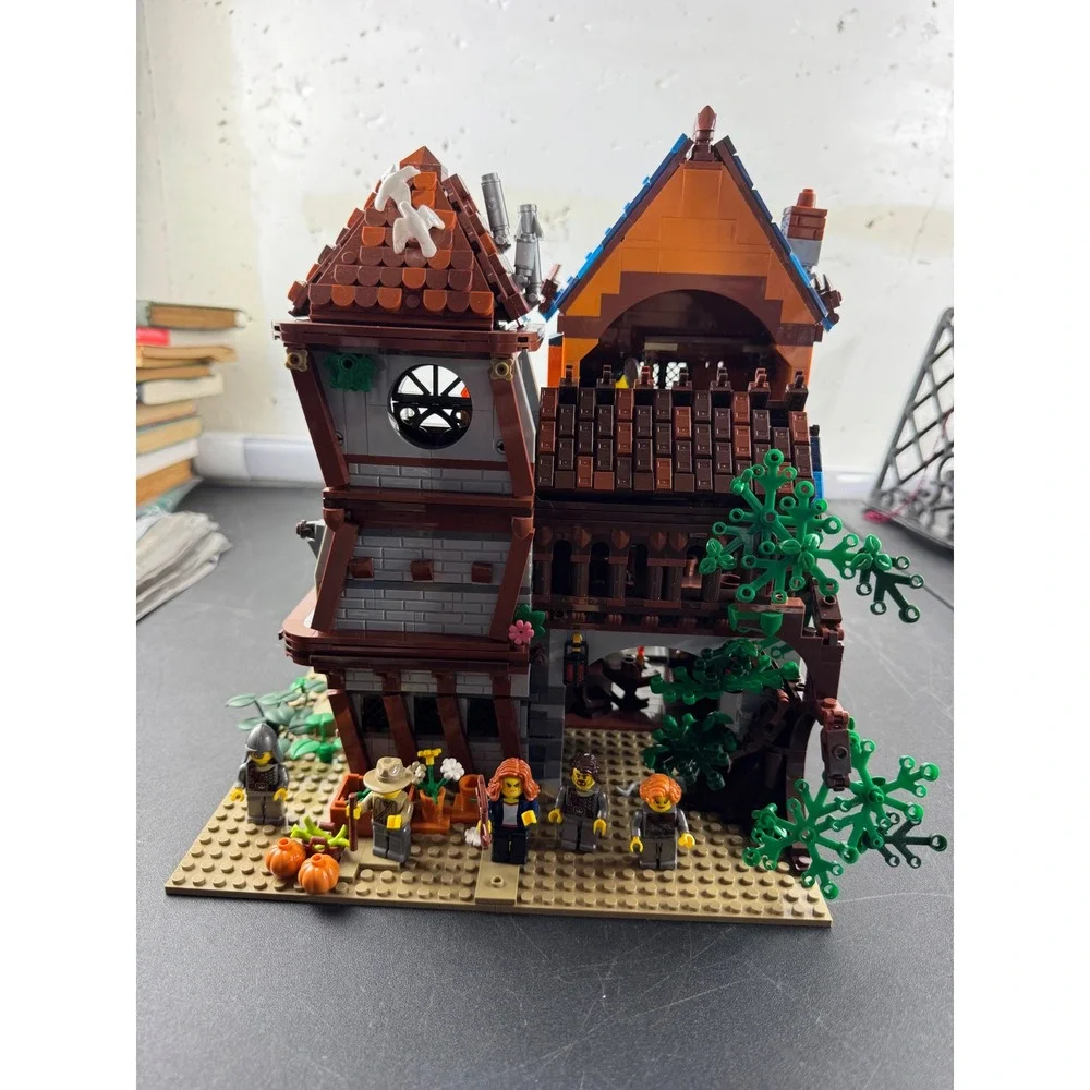 Jie Star Medieval Scholars Retreat and Alchemist Shop Building Set with 8 Mini